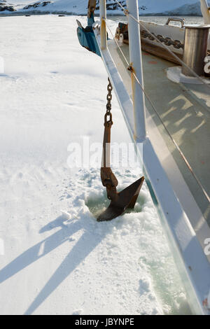 Bateau à voile pris dans la glace en Antarctique fiche ancre Banque D'Images