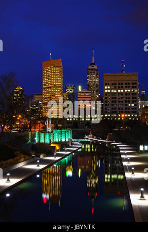 Le centre-ville d'Indianapolis à la nuit Banque D'Images