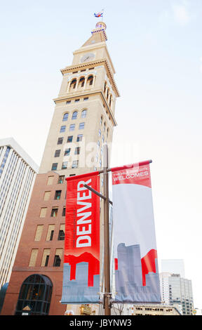 DENVER - 1 mai 2014 : Denver vous accueille signe sur le 1 mai 2014 à Denver, Colorado. Denver est la plus grande ville et capitale de l'État américain du Colorado. Banque D'Images