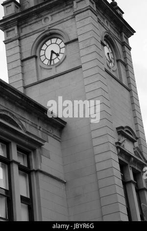 Tour de l'horloge d'un bâtiment ancien, en noir et blanc Banque D'Images