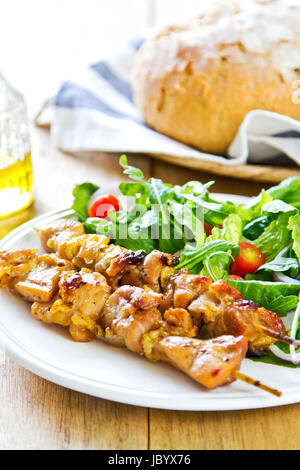 Brochette de poulet grillée avec salade de roquette par pain Banque D'Images