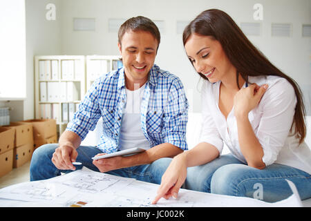 Portrait de jeune couple au cours de la discussion du plan de télévision Banque D'Images