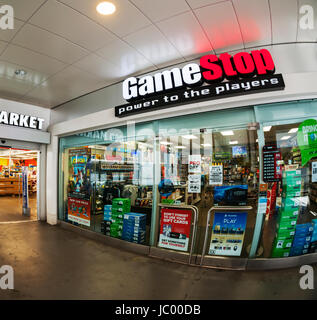 Un magasin de jeux vidéo GameStop dans East Harlem à New York le lundi 12 juin, 2017. GameStop est une enquête sur une infraction à la sécurité qui pourrait avoir compromis les données de carte de crédit des acheteurs à l'aide de leur site web. (© Richard B. Levine) Banque D'Images