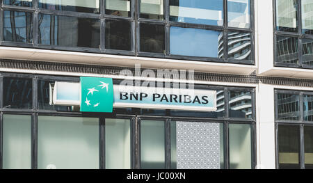 Nanterre, France, 09 mai 2017 - Gros plan sur l'enseigne d'une agence de "BNP PARIBAS" une banque d'affaires internationale française dont le siège est dans le Banque D'Images