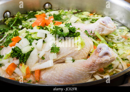 Ingrédients pour le bouillon de poulet dans une marmite cook et prête pour la cuisson Banque D'Images