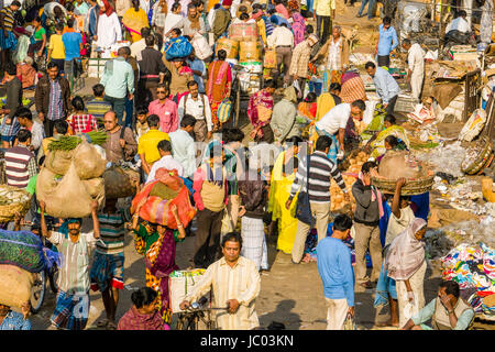 De nombreuses personnes sur un marché dans le quartier de la rue sealdah Banque D'Images