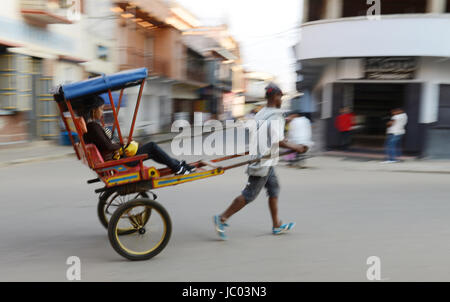 Un pousse pousse dans les rues d'Antsirabe, Madagascar. Banque D'Images