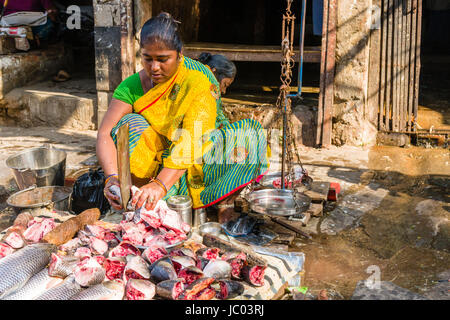 Une femme est la vente du poisson sur une longue rue marché aux légumes dans le quartier nouveau marché Banque D'Images