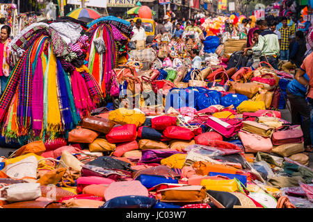 Sacs en cuir et des châles sont à vendre dans la rue dans le quartier nouveau marché Banque D'Images