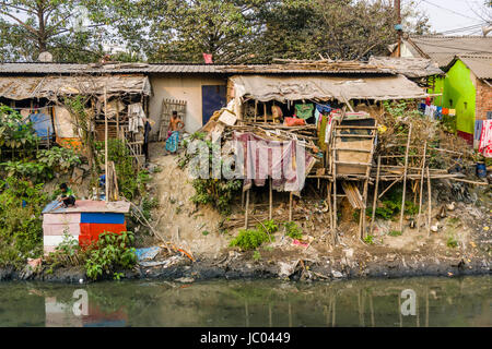 Les habitations et cabanes dans des taudis sont entièrement meublé situé à une rivière sale Banque D'Images