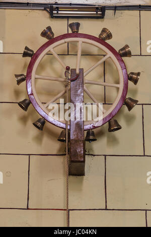 France, Cantal (15), Coltines, l'église romane Saint-Martial et Saint-Vincent (XII siècle) possède une des quatre roues à clochettes subsistant en Auv Banque D'Images