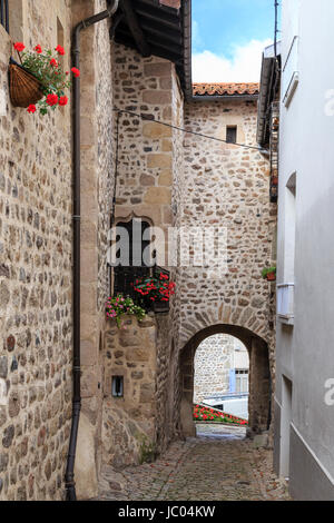 La France, l'Allier (43), Aurec-sur-Loire, dans le centre médiéval, la maison du Bailli et la porte David au bout de la ruelle // France, Haute Loire, Banque D'Images