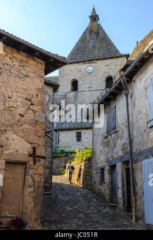 France, Cantal (15), Marcolès, intérieur du village médiéval, ruelle qui mène à l'église Saint-Martin (XIII et XV siècle) // France, Cantal, Marcoles, Banque D'Images