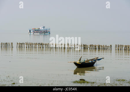 Un bateau plein de pèlerins de ganga sagar s'approche de la jetée de kakdwip Banque D'Images