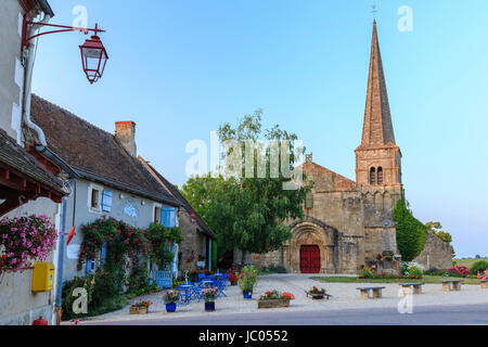 La France, l'Allier (03), d'Autry-Issards, la place de l'église et son café et église de la Sainte-Trinité // France, Allier, Autry Issards, l'église squar Banque D'Images