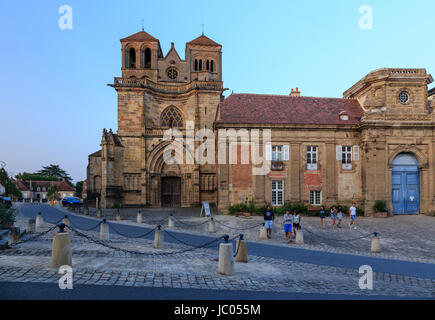 La France, l'Allier (03), Souvigny, l'église prieurale saint-Pierre et Saint-Paul le soir // France, Allier, Souvigny, saint Pierre et saint Paul church un Banque D'Images