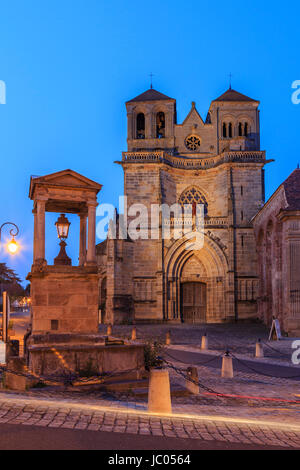 La France, l'Allier (03), Souvigny, l'église prieurale saint-Pierre et Saint-Paul le soir // France, Allier, Souvigny, saint Pierre et saint Paul church un Banque D'Images