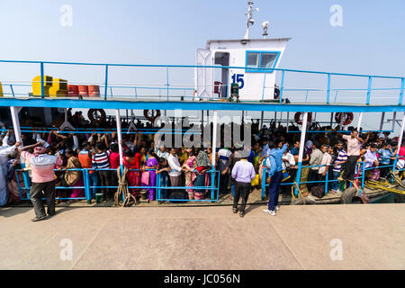 Un bateau plein de pèlerins à la jetée en kakdwip est prêt à partir pour l'île de Sagar ganga dans le golfe du Bengale Banque D'Images