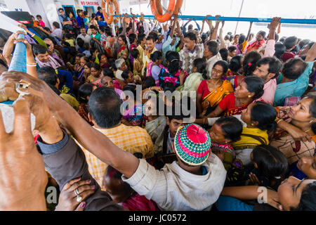 Un bateau plein de pèlerins à la jetée en kakdwip est prêt à partir pour l'île de Sagar ganga dans le golfe du Bengale Banque D'Images