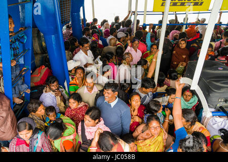 Un bateau plein de pèlerins à la jetée en kakdwip est prêt à partir pour l'île de Sagar ganga dans le golfe du Bengale Banque D'Images