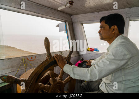 Le capitaine d'un bateau plein de pèlerins est conduite pour ganga sagar Island dans le golfe du Bengale Banque D'Images