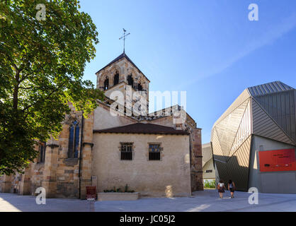 La France, l'Allier (03), Montluçon, l'église Notre-Dame de Montluçon et le MUPOP, musée des musiques populaires // France, Allier, Montlucon, Notre Dame chu Banque D'Images