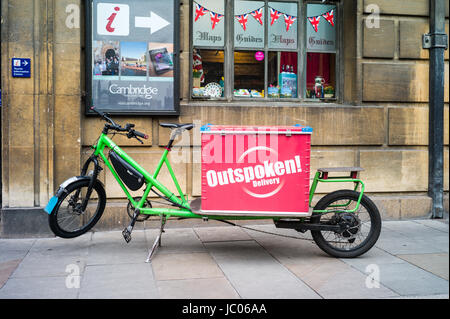 Un vélo cargo appartenant à la compagnie de la livraison du dernier kilomètre stationné dans le centre historique de Cambridge, au Royaume-Uni. Banque D'Images