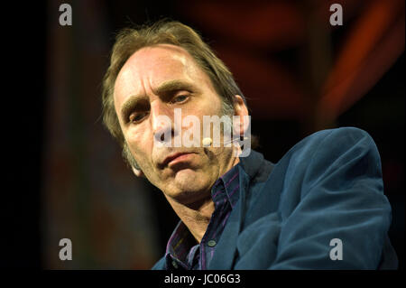 S'exprimant sur la scène du romancier hay festival de la littérature et les arts 2017 hay-on-wye powys Pays de Galles UK Banque D'Images