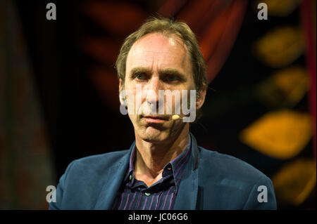 S'exprimant sur la scène du romancier hay festival 2017 hay-on-wye powys Pays de Galles UK Banque D'Images