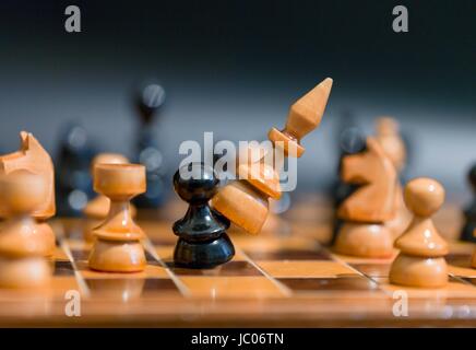 La Reine des échecs en train de noter un pion Banque D'Images