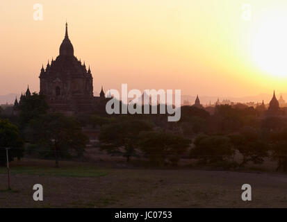 Coucher du soleil sur les temples de l'ancienne Bagan Myanmar Banque D'Images