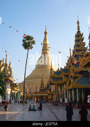 L'intérieur du complexe de la pagode Shwedagon à Yangon Myanmar Banque D'Images