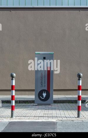 "Station de charge pour voitures électriques' écrit en allemand dans les rues au soleil Banque D'Images