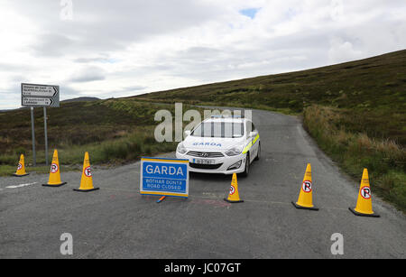 Garda près d'une route par le Sally Gap dans les montagnes de Wicklow après d'autres restes humains que l'on croit être d'un jeune homme assassiné ont été trouvés abandonnés dans la région. Banque D'Images