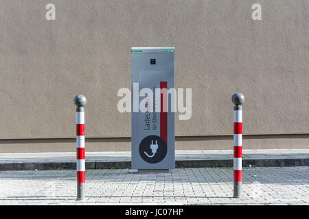 "Station de charge pour voitures électriques' écrit en allemand dans les rues au soleil Banque D'Images