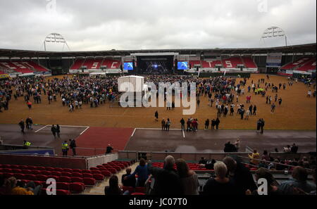 Llanelli, Wales, UK. Samedi 10 Juin 2017 La foule pendant le concert UB40 concert au Parc Y Scarlets, Llanelli, Wales, UK Banque D'Images