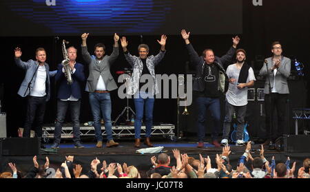 Llanelli, Wales, UK. Samedi 10 Juin 2017 42 niveau sur scène UB40 concert au Parc Y Scarlets, Llanelli, Wales, UK Banque D'Images