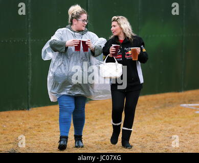 Llanelli, Wales, UK. Samedi 10 Juin 2017 Deux femmes avec boissons UB40 concert au Parc Y Scarlets, Llanelli, Wales, UK Banque D'Images