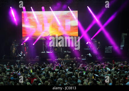 Llanelli, Wales, UK. Samedi 10 Juin 2017 UB40 UB40 sur scène concert au Parc Y Scarlets, Llanelli, Wales, UK Banque D'Images