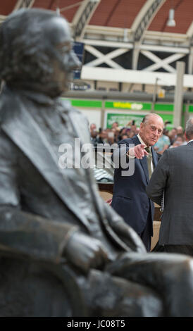 Le duc d'Édimbourg à points statue d'Isambard Kingdom Brunel à la gare de Paddington à Londres, comme il marque le 175e anniversaire du premier voyage en train par un monarque britannique. Banque D'Images