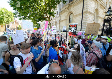 Les manifestants contre l'alliance Tory DUP se sont rassemblés sur la place du Parlement et ont marché sur Downing Street. Londres. Foules Banque D'Images