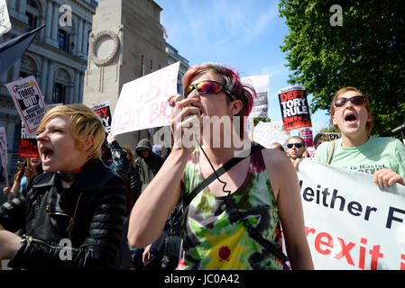 Les manifestants contre l'alliance Tory DUP ont défilé sur Downing Street. Londres. Des femmes en colère Banque D'Images