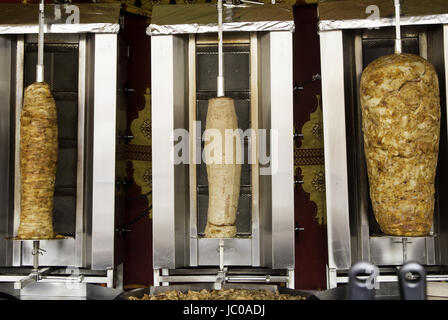 Kebab de viande rouleaux dans arabian restaurant, aliments malsains Banque D'Images