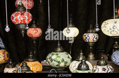 Boutique de décoration, les lampes allumées l'arabe et de l'artisanat Banque D'Images