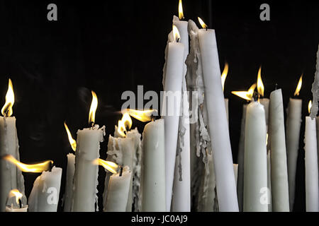 Des bougies allumées dans la chapelle de Lourdes, symboles religieux et le terrorisme Banque D'Images