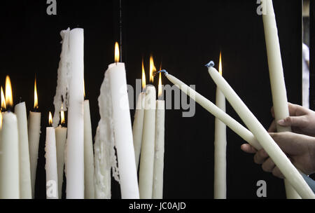 Des bougies allumées dans la chapelle de Lourdes, symboles religieux et le terrorisme Banque D'Images