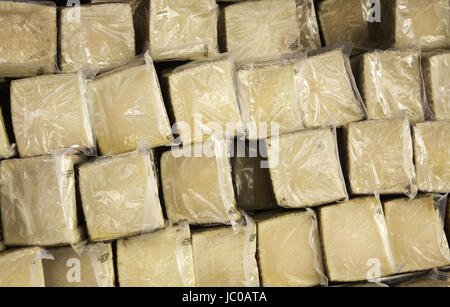 Fromage de brebis guéri dans l'alimentation, le marché des aliments faits à la main Banque D'Images
