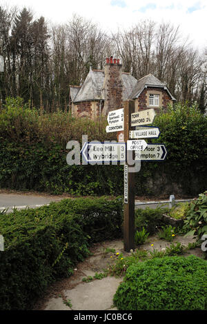 direction multiple, panneau dans le village rural Banque D'Images