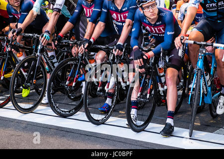 Les hommes de l'équipe d'élite du condor JLT critérium course à la London 2017 Course critérium nocturne Banque D'Images