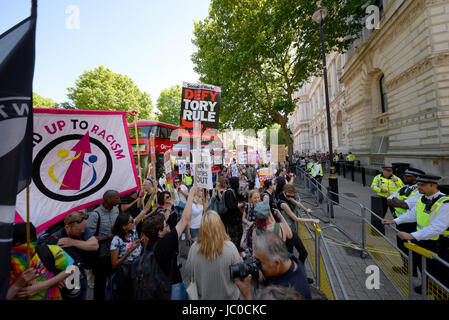 Les manifestants contre l'alliance Tory DUP se sont rassemblés sur la place du Parlement et ont marché sur Downing Street. Londres, Royaume-Uni Banque D'Images